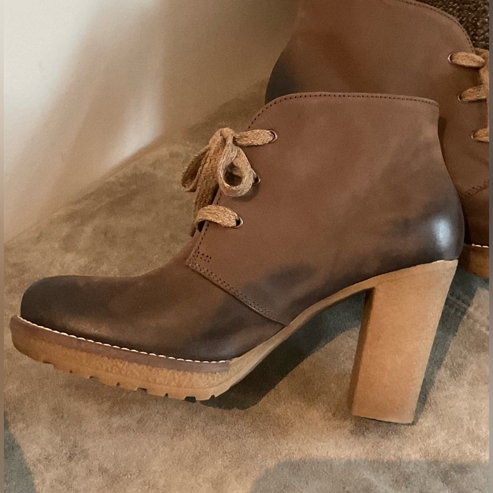 Browns Wishbone Aged / Worn Look Brown Suede Lace-Up Boots .